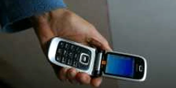 Un tânăr a fotografia cu telefonul mobil buletinul de vot (foto arhivă)