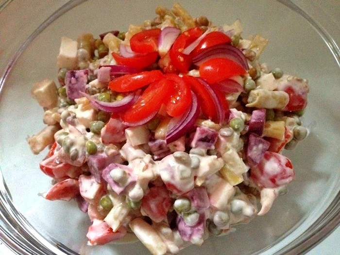 
    Salată rece de fasole, linte și telemea  