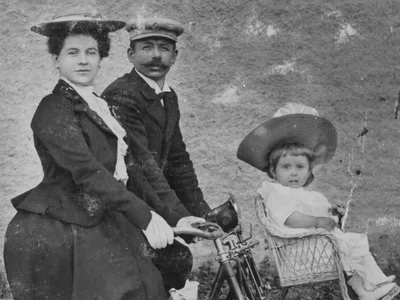 24 1903 Maria Dumitrescu, cu soţul şi fiica lor, pe tandem jpg