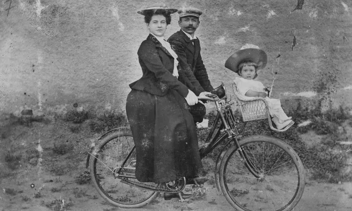 24 1903 Maria Dumitrescu, cu soţul şi fiica lor, pe tandem jpg