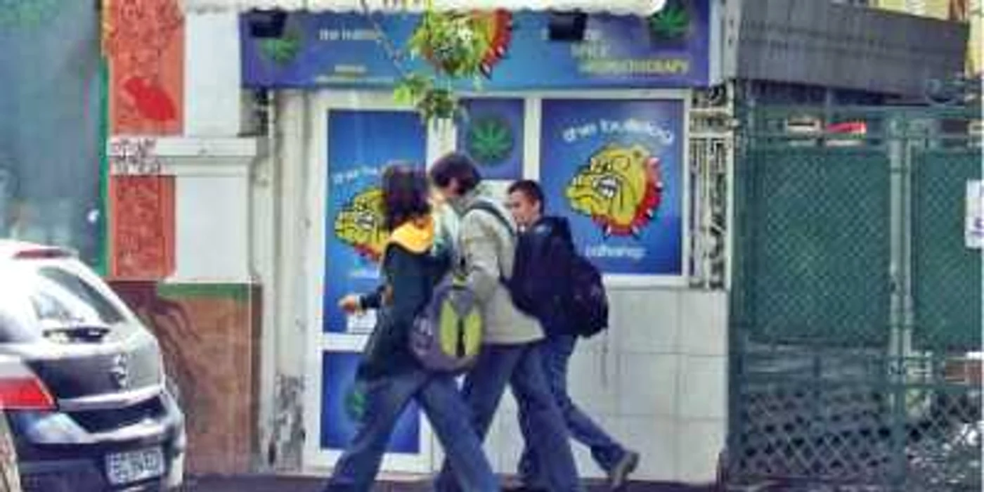 Un magazin de droguri ușoare de pe Strada Pache Protopopescu, lângă Școala Nr. 56