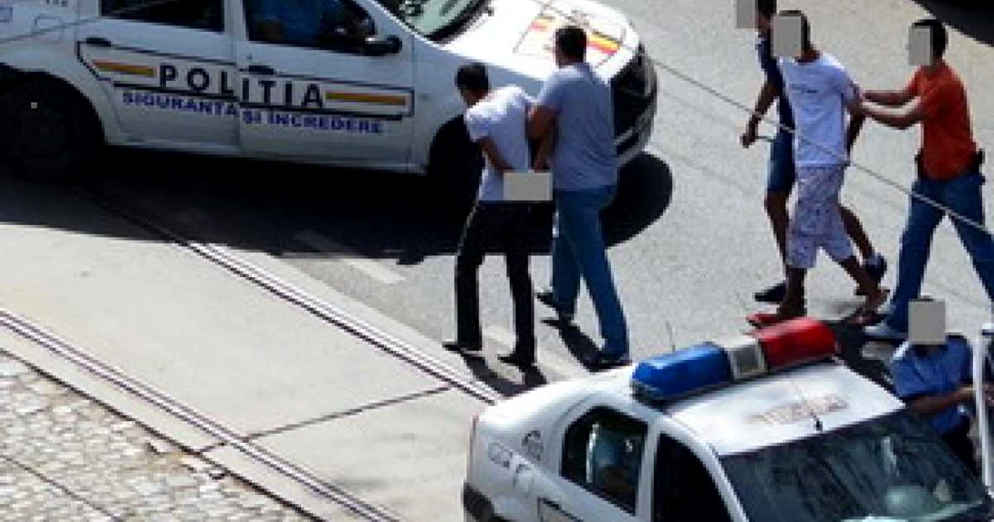 Cei doi tineri au fost ridicaţi de poliţiştii din Sectorul 5