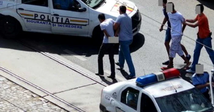 Cei doi tineri au fost ridicaţi de poliţiştii din Sectorul 5