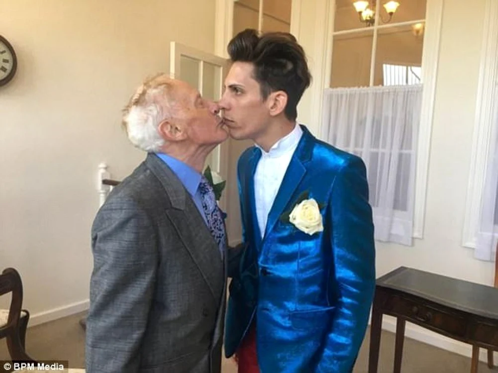 Reverendul homosexual din Anglia care s-a căsătorit cu modelul român de 24 de ani a rămas fără casă