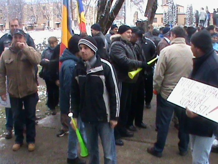 Protest inedit cu vuvuzele la Mechel Oţelu Roşu FOTO CRISTIAN FRANŢ