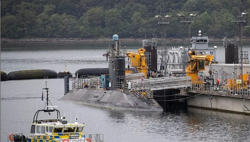 O româncă și un iranian, puși sub acuzare după ce au încercat să ajungă la submarinele nucleare britanice din Scoția