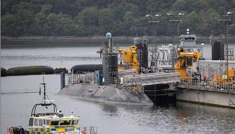 O româncă și un iranian, puși sub acuzare după ce au încercat să ajungă la submarinele nucleare britanice din Scoția