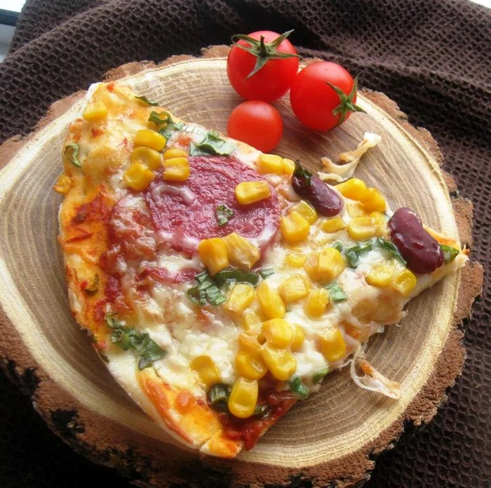 Pizza cu salam uscat şi porumb