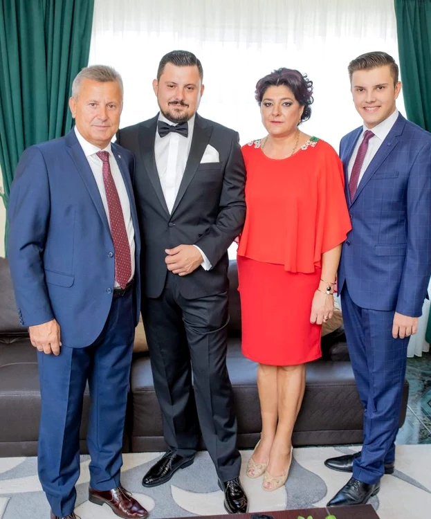 Sebi David (dreapta), alături de părinții și de fratele său