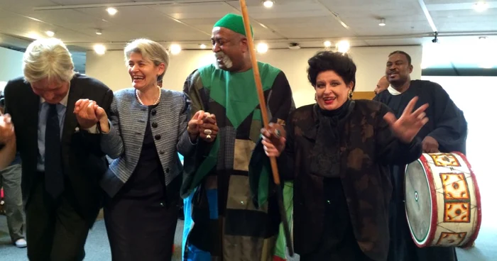 La Reuniunea Ambasadorilor Onorifici UNESCO de la Paris, Directorul
General Irina Bokova şi Mariana Nicolesco în linia întâi a celebrării
muzicii şi dansurilor tradiţionale, alături de sudanezul Ali Mahdi
Nouri, Artist UNESCO pentru Pace FOTO arhiva Mariana Nicolesco