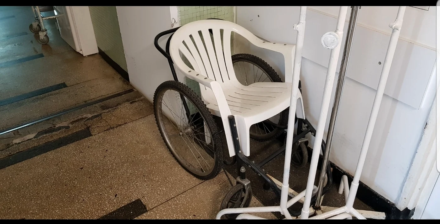 
    În căruciorul uzat este pus un scaun de plastic cu picioarele tăiate FOTO Facebook / Giuliano Nicolae  