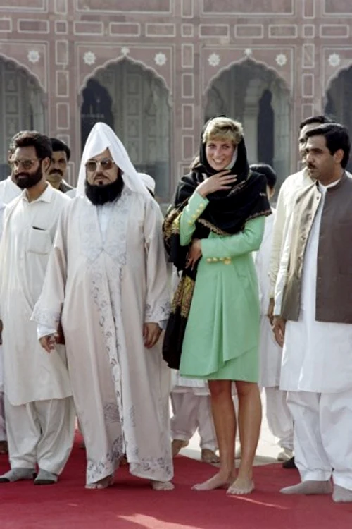 Prințesa de Wales, la Moscheea Badshahi, în 1991
