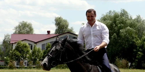 Premierul Vlad Filat a călărit unul din armăsarii primiţi în dar