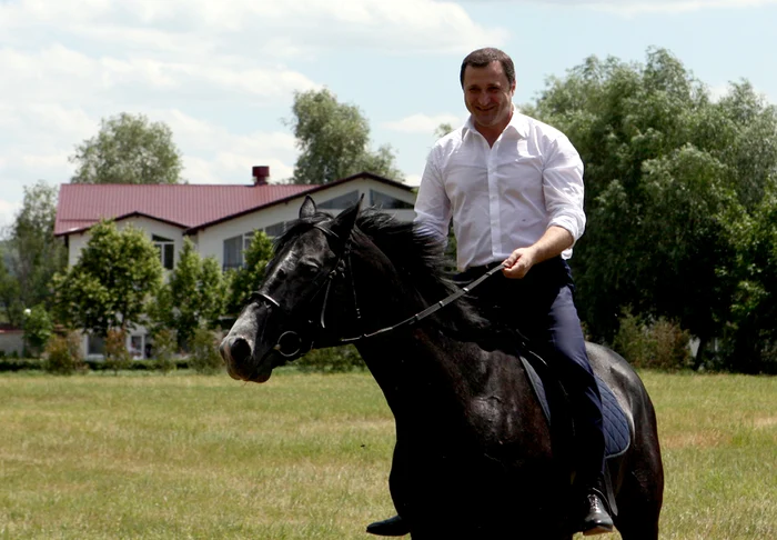 Premierul Vlad Filat a călărit unul din armăsarii primiţi în dar