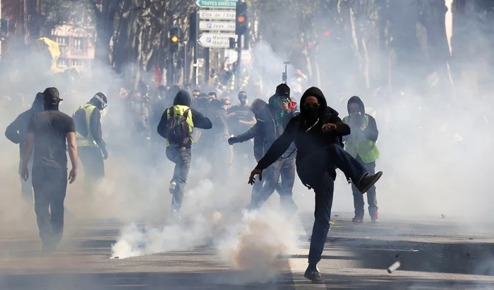 Protestatari dispersaţi cu gaze lacrimogene la Toulouse FOTO EPA-EFE