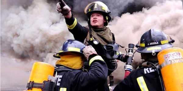 Pompierii se luptă cu flăcările unui incendiu izbucnit într-o piaţă din Concepcion / CNN