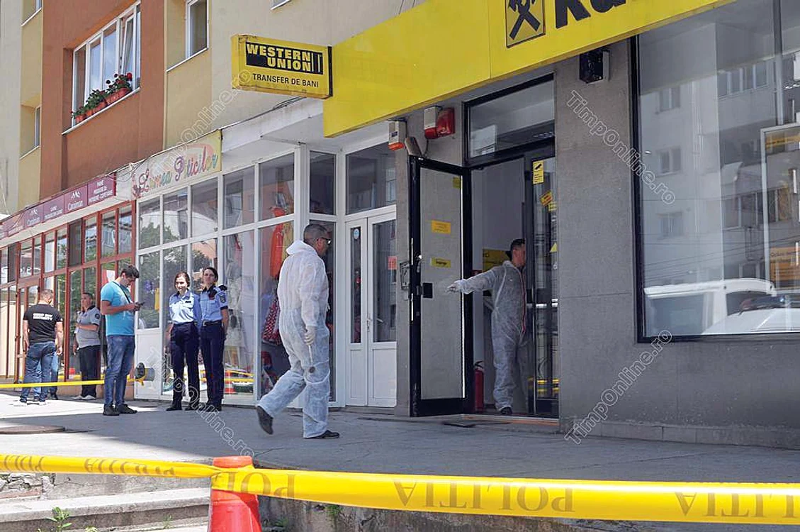Anchetatorii au cercetat  cu minuţiozitate  agenţia bancară