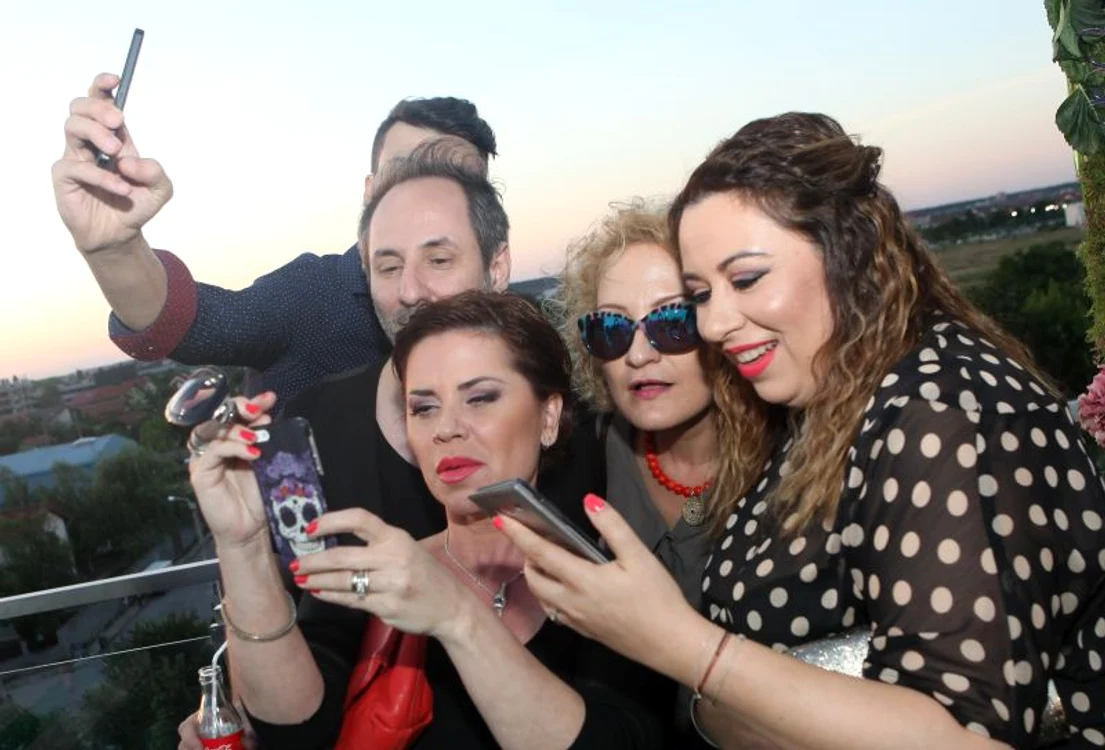 
    Oana Roman şi Luminiţa Anghel şi-au făcut mai multe selfie-uriFoto: Sever Gheorghe  