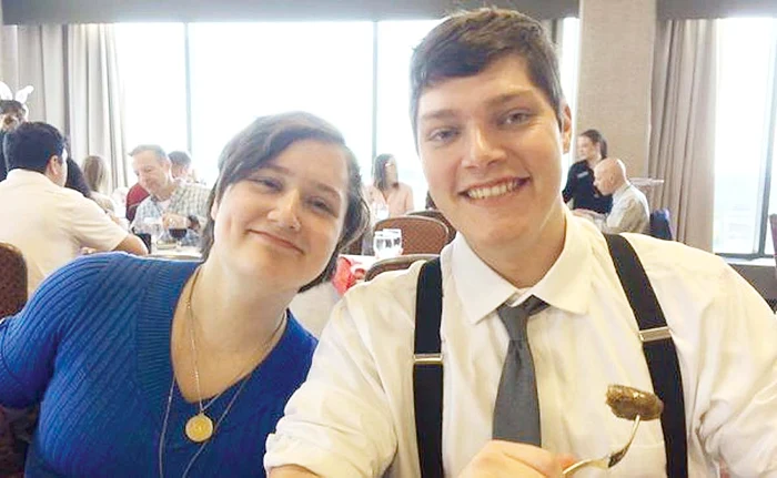 
    Connor Betts (24 de ani) a căsăpit-o pe Megan (22 de ani) în faţa barului  