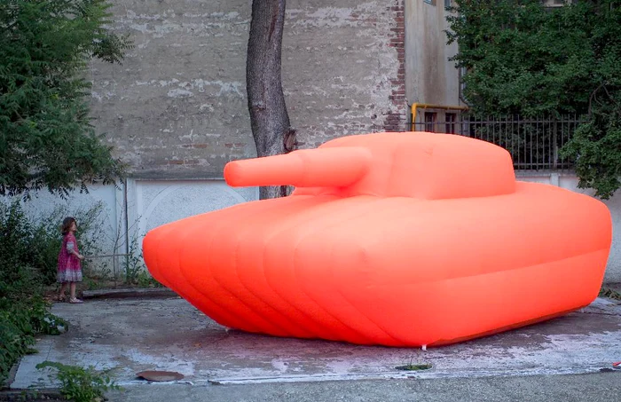 Lea Rasovszky, Bubblegun of Sweet Surrender (Soft War) I (© I. Codre)