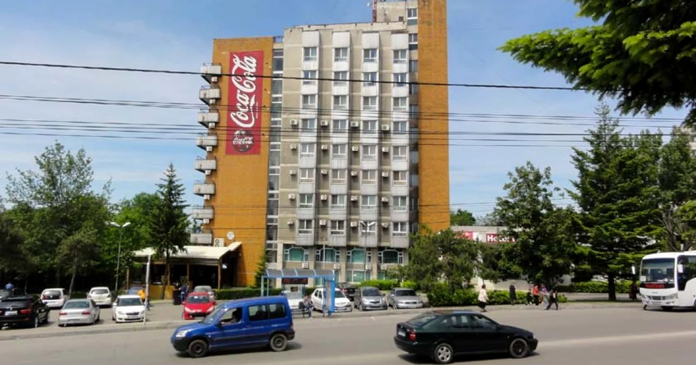 Accidentul s-a produs în faşţa Hotelului Parc din Slatina, staţia de autobuz din zonă fiind distrusă