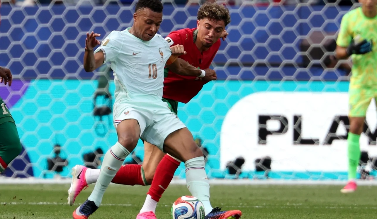 Kylian Mbappé (stânga), golgheterul competiției, alături de Lionel Messi (FOTO: EPA)