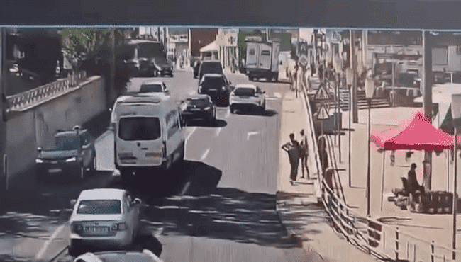Momentul în care un șofer de autobuz băut spulberă 12 mașini în Mediaș. Patru persoane au ajuns la spital