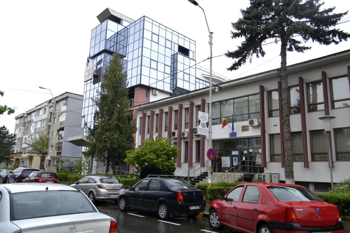 Opt băcăuani sunt acuzaţi de infracţiuni fiscale care au prejudiciat statul român cu 2,2 milioane de euro FOTO Mircea Merticariu