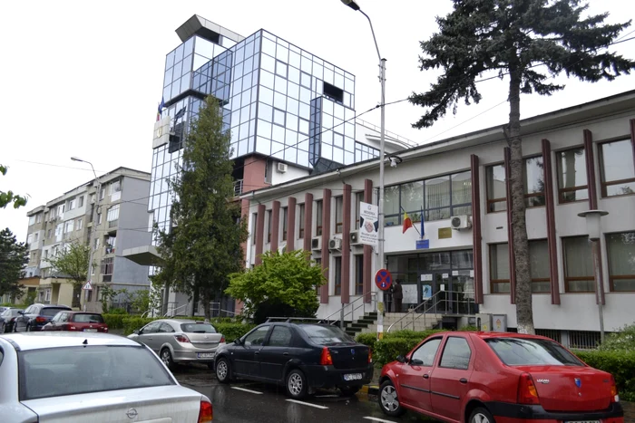 Opt băcăuani sunt acuzaţi de infracţiuni fiscale care au prejudiciat statul român cu 2,2 milioane de euro FOTO Mircea Merticariu