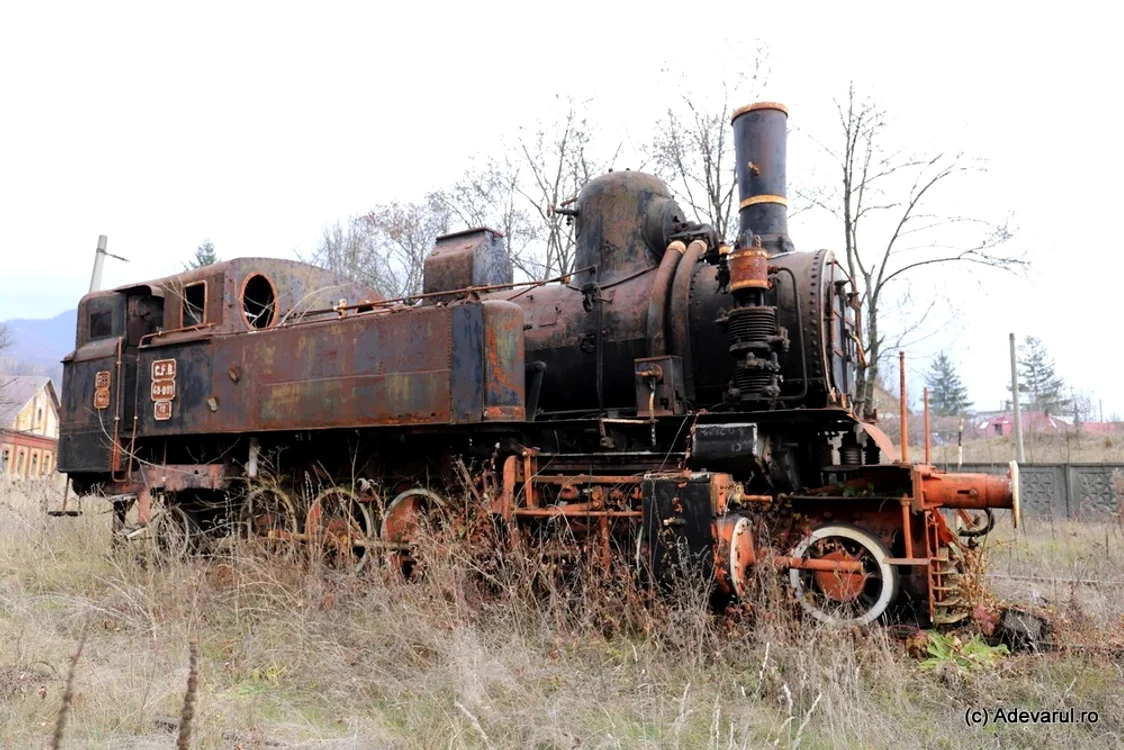 Locomotivă de patrimoniu abandonată.Fotografii: adevarul.ro