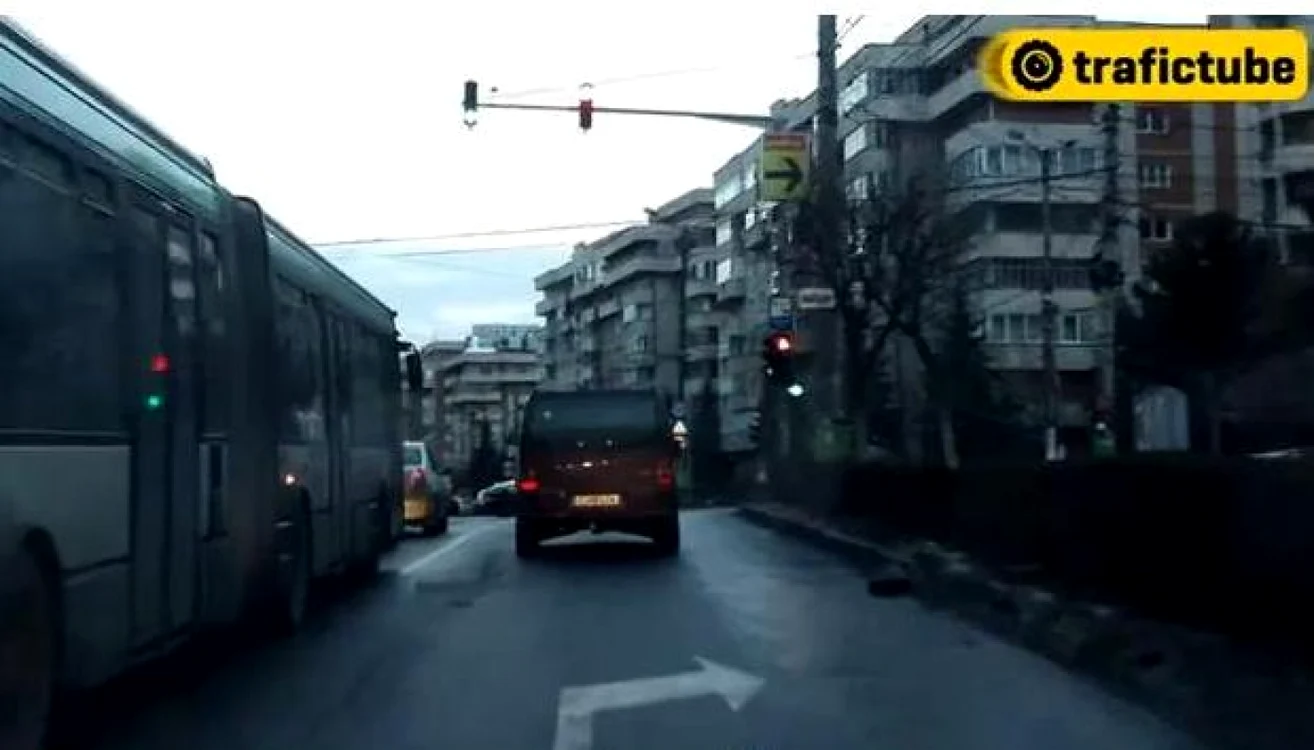 Şoferul cu pricina este cel care conduce duba   FOTO: captură trafictube.ro
