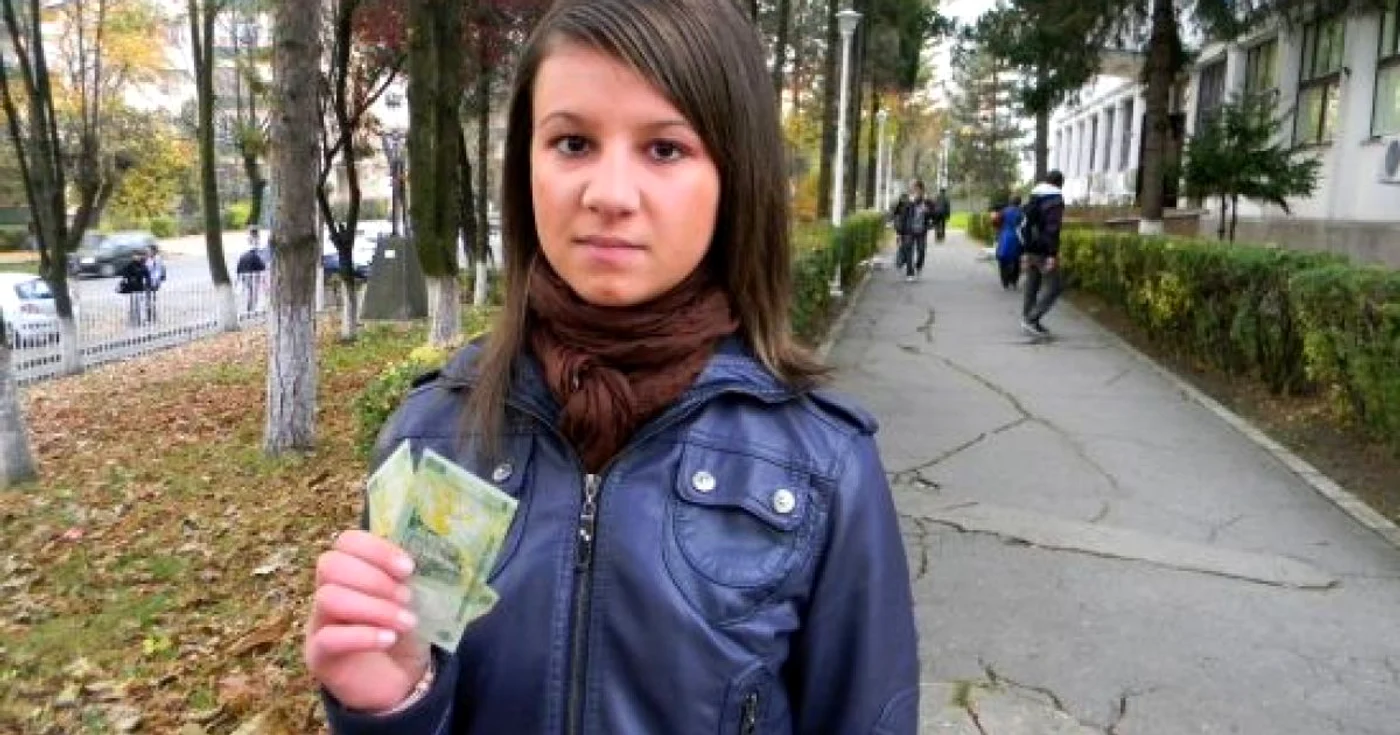 Ramona Lupulescu şi sora sa nu primesc, în prezent, burse sociale.