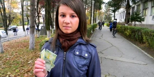 Ramona Lupulescu şi sora sa nu primesc, în prezent, burse sociale.