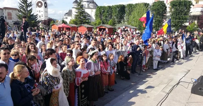 ParadÄ cu straie populare, la Mioveni, de Ziua NaÅ£ionalÄ a Portului TradiÅ£ional