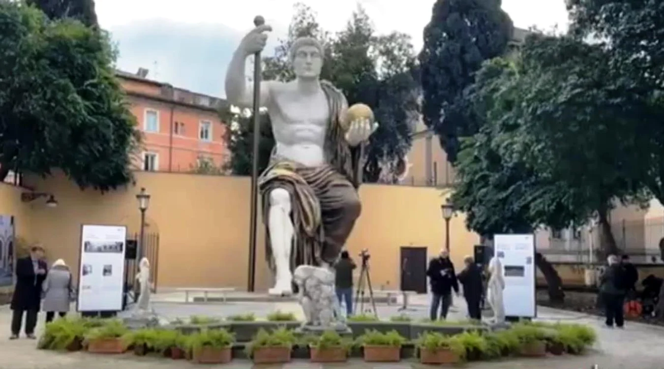 Statuia împăratului Constantin FOTO: captură video