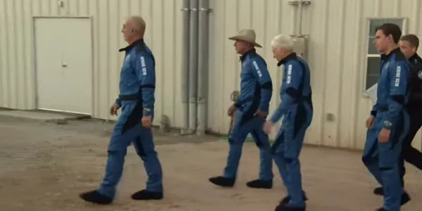 Jeff Bezos şi echipajul New Shepard au revenit în siguranţă la sol foto news ro