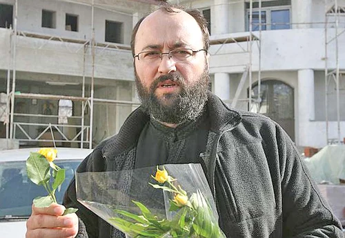 Părintele Visarion Alexa este foarte popular în rândul enoriașilor creștin-ortodocși