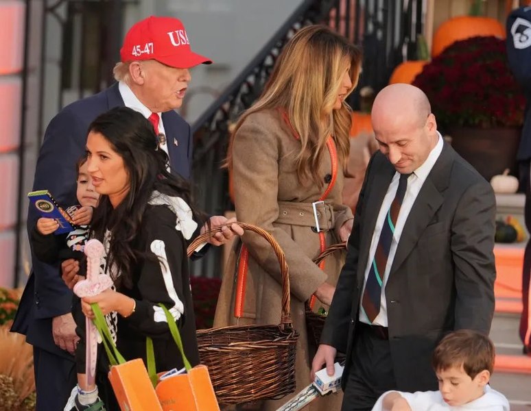 Petrecere de Halloween la Casa Albă cu supereroi şi sosii ale cuplului prezidențial. Trump a cerut redeschiderea guvernului