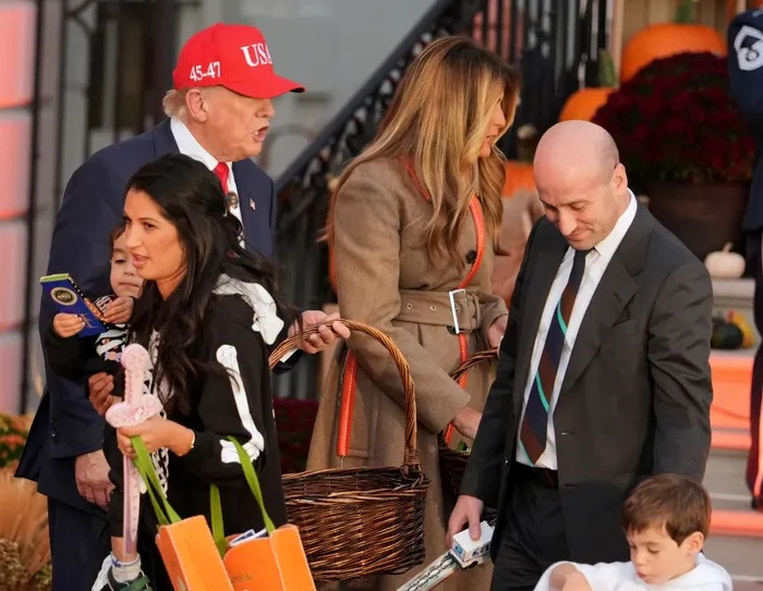 Donald Trump a împărțit dulciuri copiilor FOTO: X