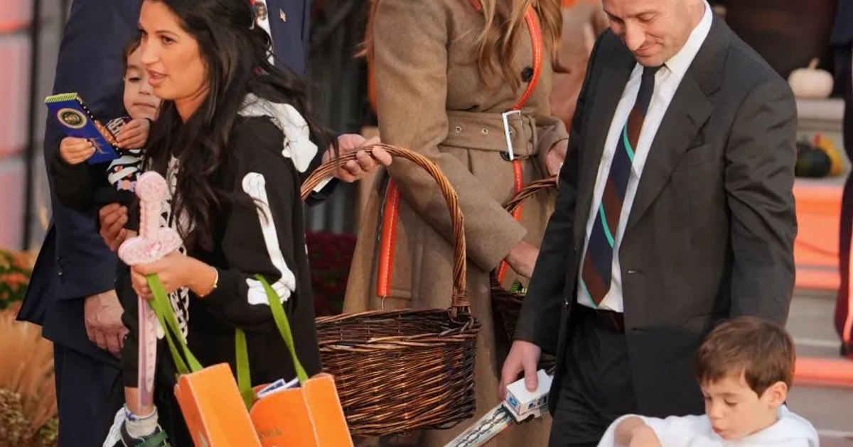 Halloween la Casa Albă: Trump și Melania au împărțit dulciuri