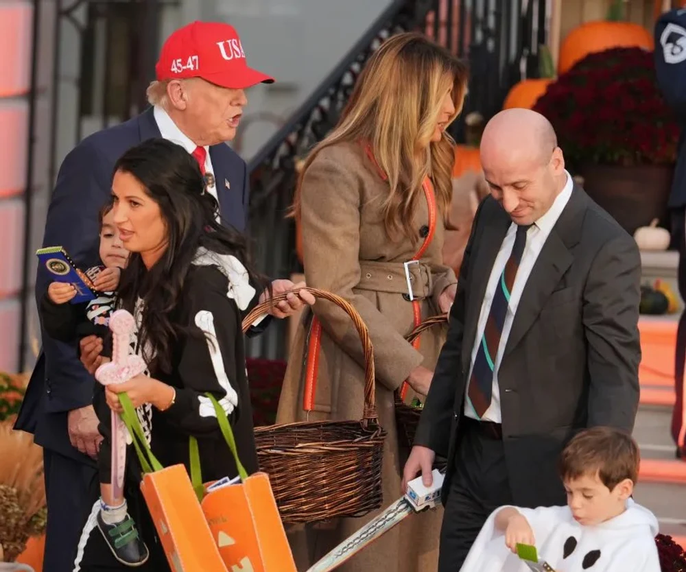 Petrecere de Halloween la Casa Albă cu supereroi şi sosii ale cuplului prezidențial. Trump a cerut redeschiderea guvernului