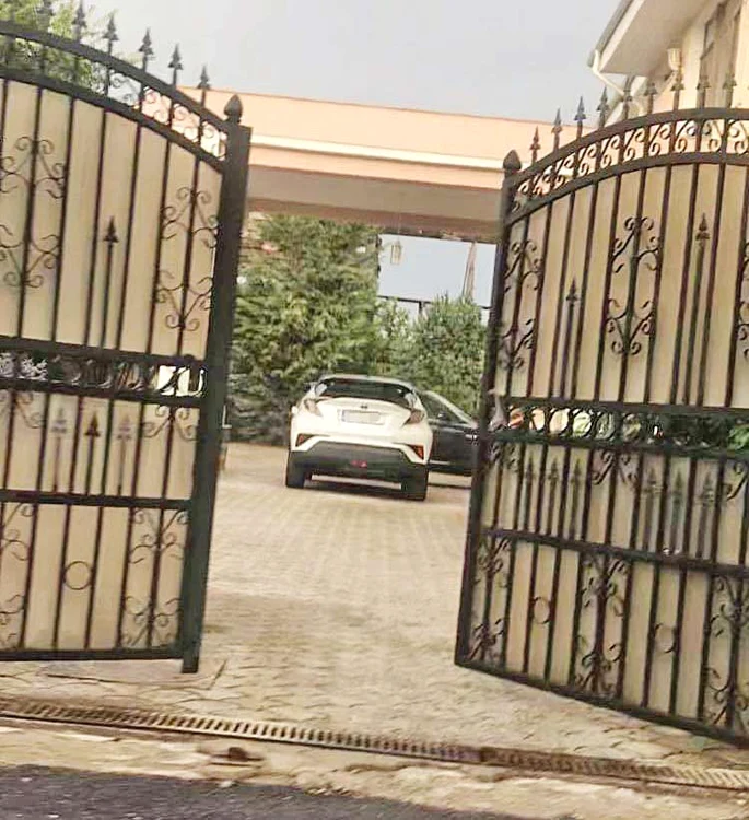 Piţurcă locuieşte într-o vilă luxoasă din Pipera, însă nu şi-a condus fiul la poartă