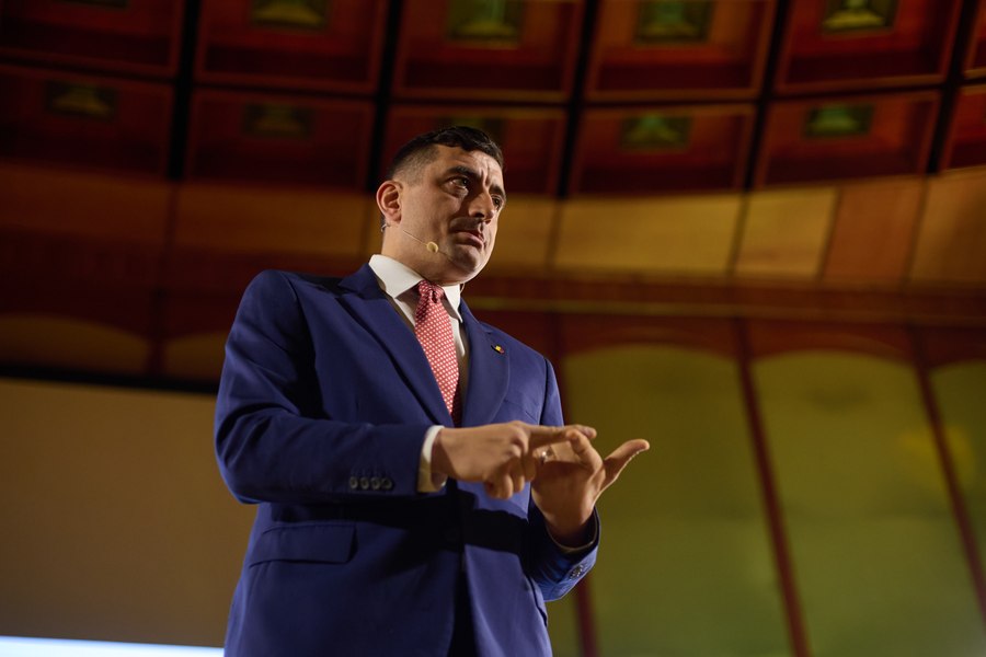 „Simion nu este bau-bau, nu o să blocheze fondurile europene”. Candidatul AUR și-a adus diplomele la dezbaterea de la Camera de Comerț
