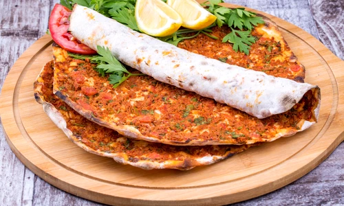 Cum sa faci in casa lahmacun sau pizza turceasca  Sursa imagine shutterstock 1134483674 jpg