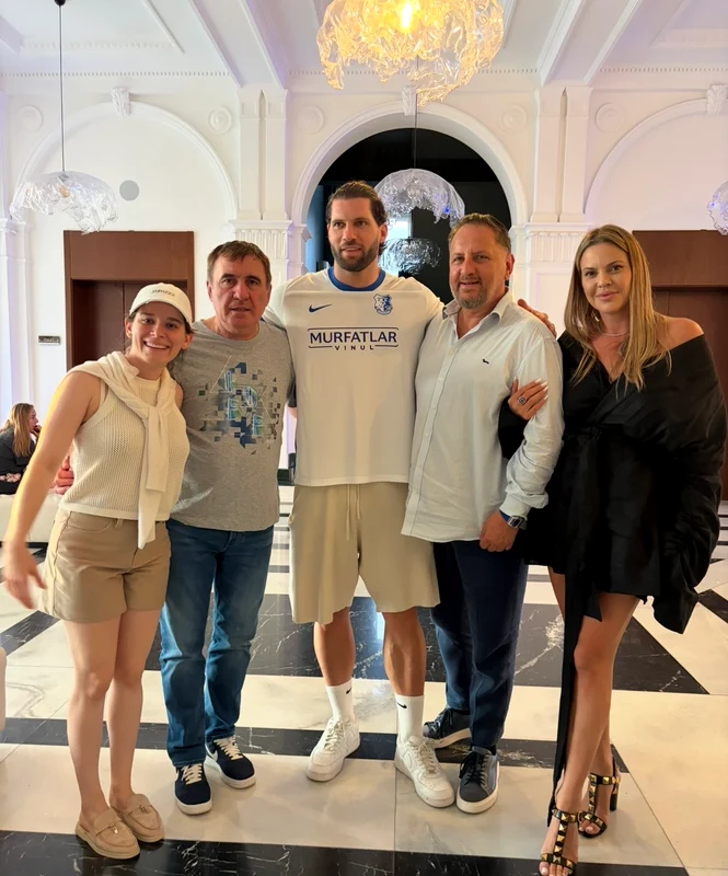 Actorul Florian Munteanu s-a întâlnit cu Gică Hagi și fiica lui, Kira, la hotelul acestora din stațiunea Mamaia. 