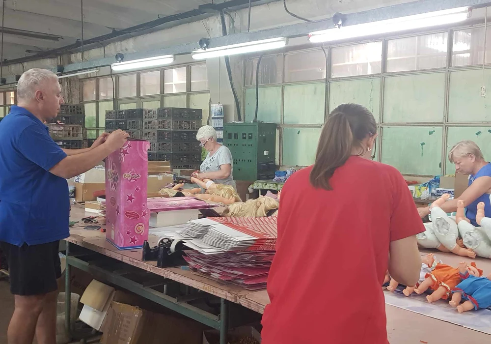 Se lucrează de zor în fabrică FOTO Claudia Untaru