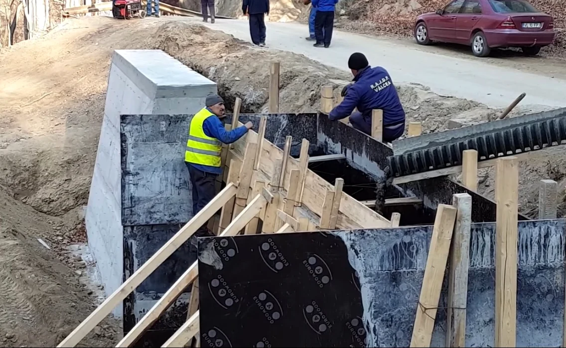 Drumul Atosului românesc - din Muereasca - Vâlcea singura cale de acces la Mănăstirea Frăsinei - în timpul modernizării Foto Adevărul