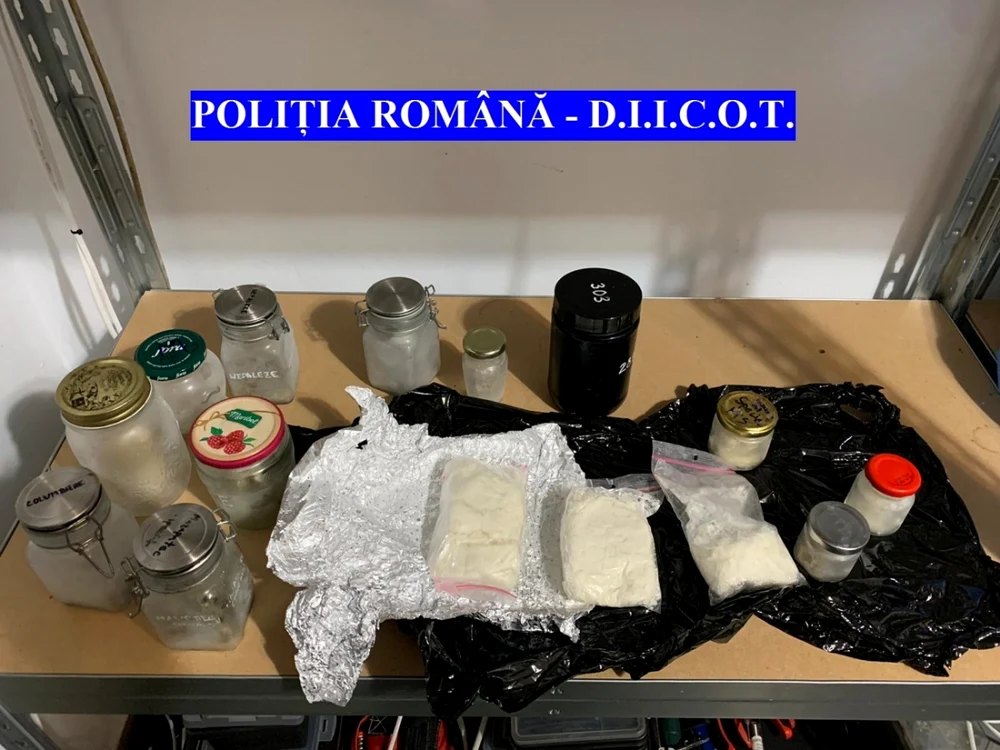 Ce au găsit poliţiştii argeşeni la percheziţii  Foto: IPJ Argeş