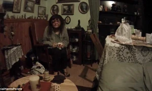 Când poliţiştii au intrat în casă, victima, snopită în bătaie, stătea pe un scaun, neajutorată şi gemea de durere jpeg