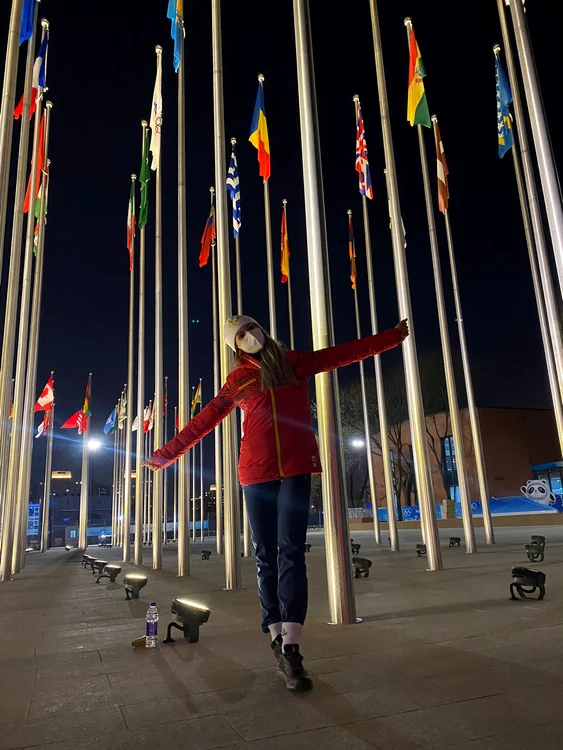Mihaela Hogaș s-a fotografiat în zona neutră de lângă Satul Olimpic (Foto: COSR / Team România)